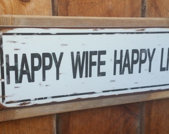 Glückliche Frau Glückliches Leben Metall Straßenschild Recycled Scheune Holzrahmen KOSTENLOSER VERSAND