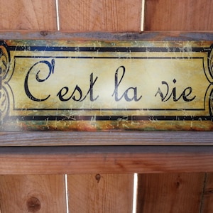 Enseigne C'est La Vie en métal sur cadre en bois de récupération