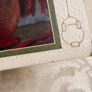 K&ouml;nnte beinhalten: Eine Vintage-Postkarte mit gr&uuml;nem Rand und einem goldenen Design auf der rechten Seite. Die Postkarte zeigt ein Gem&auml;lde einer Frau in einem roten Kleid.