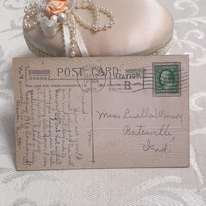 K&ouml;nnte beinhalten: Eine Vintage-Postkarte mit einer handschriftlichen Nachricht an Miss Luella Winsor in Batesville, Indiana. Die Postkarte hat eine gr&uuml;ne Briefmarke mit einem Portr&auml;t von George Washington. Die Nachricht lautet: "Wie geht es dir? Ich f&uuml;hle mich nicht besonders gut. Gib Harvey meine besten Gr&uuml;&szlig;e, aber nicht so laut, dass es jemand h&ouml;rt. Schreib mir bald einen langen Brief. Ich hatte gestern eine sch&ouml;ne Zeit. Ich hatte eine sch&ouml;ne Zeit. Adresse 1786 Wenham St. Airmont, Iowa. Wie immer."