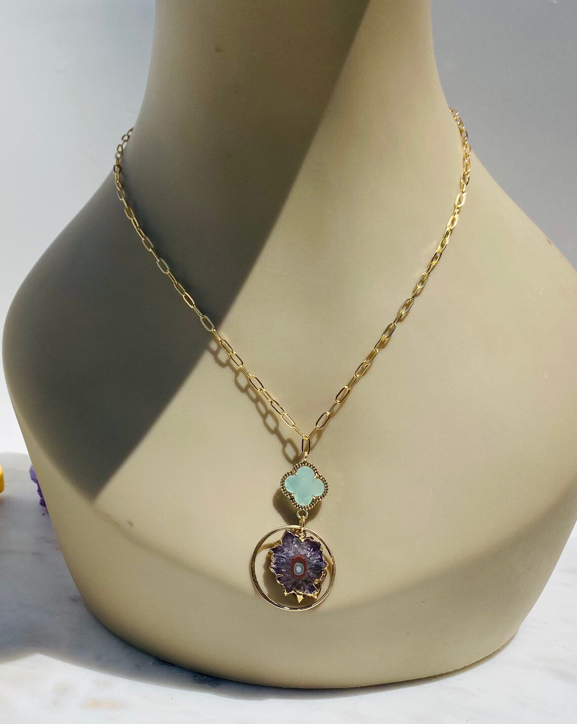 Flor de estalactita de amatista y collar de delicado de
