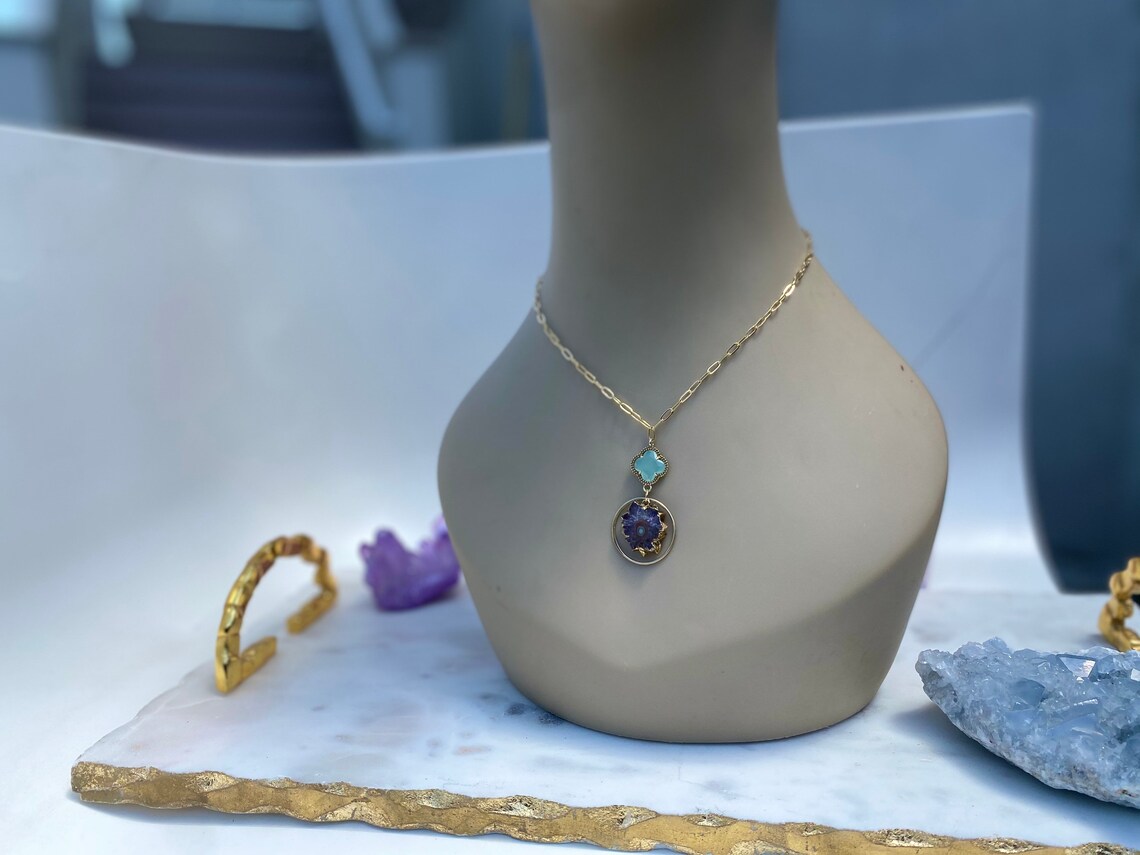 Flor de estalactita de amatista y collar de delicado de