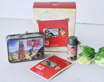 Vintage 2002 Hallmark Ornament GI Joe Lunchbox Set, Hallmark Metal Thermos y Lunchbox Adornos navideños coleccionables