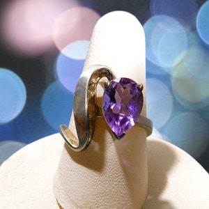 Stunning Sterling and Pear Shaped Amethyst Ring With a Twist Contour Band - Size 7