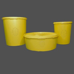 3 Vintage 1970&#39;s TUPPERWARE Servalier Canisters in Yellow 1204, 807 & 811 Vintage Tupperware Starburst Lid