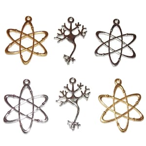Puede incluir: Seis colgantes met&aacute;licos en tonos dorados y plateados. Los colgantes incluyen modelos de &aacute;tomos y formas de neuronas, ideales para joyer&iacute;a o manualidades con tem&aacute;tica cient&iacute;fica. Los colgantes se muestran sobre un fondo blanco.