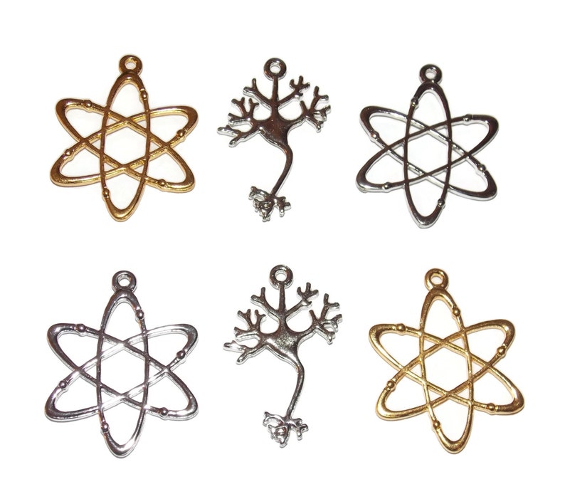Puede incluir: Seis colgantes met&aacute;licos en tonos dorados y plateados. Los colgantes incluyen modelos de &aacute;tomos y formas de neuronas, ideales para joyer&iacute;a o manualidades con tem&aacute;tica cient&iacute;fica. Los colgantes se muestran sobre un fondo blanco.