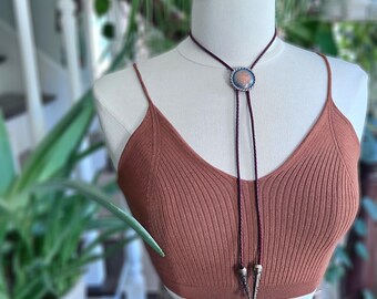 Colar com gravata bolo Patina Copper Concho Yall'ternative Americana em couro trançado bordô