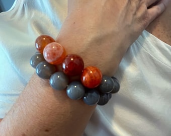 Armband med röd drakevenagat och grå agatpärlor | 14 mm och 12 mm stora pärlor på resår | Handgjorda statementsmycken för män och kvinnor