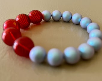 Armband med blå österrikiska glaspärlor och rödrandiga glaspärlor | 10 mm och 12 mm pärlor | Handgjorda statement-smycken, present till män och kvinnor