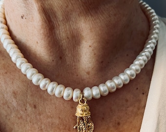 Choker i sötvattensvitt pärlhalsband med förgyllt klockahänge | Bröllopspärlhalsband | Handgjord unisexpärlkedja | Brudgåva