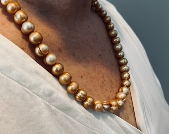 Vintage pärlhalsband i guld | Naturliga cirklar | Lång pärlkedja i bröllopssmycken | Gåva till bruden | Unik gåva handgjord i Kanada