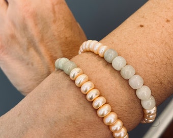 Armband med grå jadepärlor och rosa pärlor i havsskum | Gröna jadepärlor på resår | Minimalistiska smycken för män och kvinnor | Bästa vän-armband