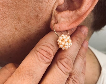 Handgjorda guldpläterade örhängen med sötvattenspärlkluster | Snäckskalörhängen | Eleganta smycken för henne | Bröllopsörhängen för brudtärnor