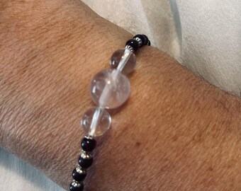Armband med granat och rosa kristallpärlor | 4 mm granatpärlor på resår | Minimalistiska smycken för män och kvinnor | Unik gåva handgjord i Kanada