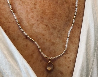 Halsband med vitt kristall och guldpläterat pärlhalsband med kristallhänge | Handgjort långt halsband för lager-på-lager | Elegant minimalistiskt bröllopssmycken
