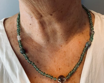 Grön glaspärlkedja med agat | Långt halsband för lager-på-lager | Älvsmycken | Unik gåva handgjord i Kanada