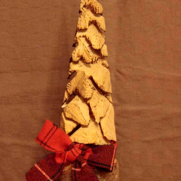 Chainsaw intagliato pino / albero di Natale