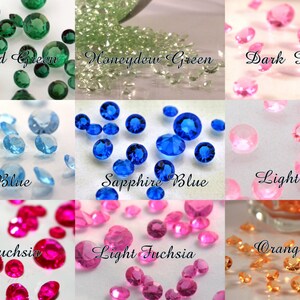 Peut inclure: Assortiment de petits bijoux en plastique transparents et facetés de différentes couleurs, notamment vert émeraude, vert melon, rose foncé, bleu clair, bleu saphir, rose clair, fuchsia foncé, fuchsia clair et orange.