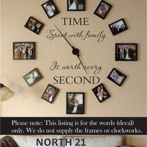 Op de afbeelding: Een wandklok sticker met de tekst "TIME Spent with family Is worth every SECOND". De sticker is omringd door 12 fotolijsten, elk met een andere foto.