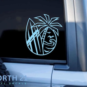 Peut inclure: Un autocollant en vinyle bleu clair représentant un palmier, une planche de surf et une vague. L'autocollant est sur un fond noir et porte l'inscription "NORTH 21 VINYL DECALS" en bas.