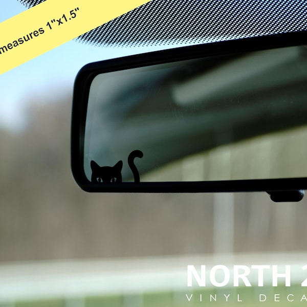 Könnte beinhalten: Schwarzer Katzen-Silhouetten-Aufkleber aus Vinyl für ein Auto. Der Aufkleber ist 2,5 cm x 3,8 cm groß und wird auf einem Rückspiegel gezeigt. Der Aufkleber stammt von North 21 Vinyl Decals.