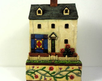 Jim Shore 2004 "Salt Box" House, Heartwood Creek, Amish Square American Quilt, Americana, Collectible House, 5 1/2 Inches