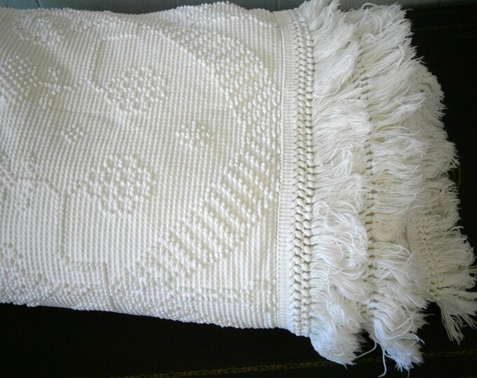 Chenille Bedspread / Bates Hobnail Bedspread / Washington's