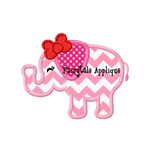 Puede incluir: Aplique de elefante de patrón de chevron rosa y blanco con un lazo rojo y un corazón rosa con lunares en la cabeza. El texto "Fairytale Applique" es visible en el cuerpo del elefante.