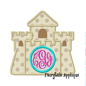 Könnte beinhalten: Ein beiges Burg-Applikation mit braunen Fenstern und einem türkisfarbenen Kreis mit einem rosa Monogramm. Die Burg hat ein Tupfenmuster. Der Text "Fairytale Applique" steht unten.