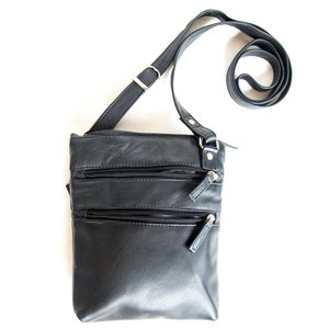 Schwarze Tasche | Ledertasche | Umhängetasche | Ledertasche Damen | Tasche mit Taschen | Kleine Tasche mit aufgesetzten Taschen und langem aushängen