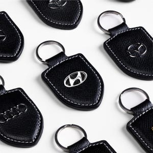 Premium Leather Car Brand Keychain, Bespoke Key Fob Charm with Metallic Logo, Handstitched Epsom Leather Decoration, Car Enthusiast Gift