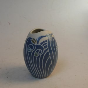 Op de afbeelding: Een set van drie keramische mokken met een gespikkelde, matte afwerking. De mokken zijn in de kleuren crème, lichtgrijs en donkergrijs. Elke mok heeft een eenvoudig, minimalistisch ontwerp en een afgerond handvat.