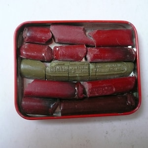 Coleção vintage de cera de vedação marrom vermelha, incluindo vela de vedação extravagante perfumada Green Walkdens feita na Inglaterra