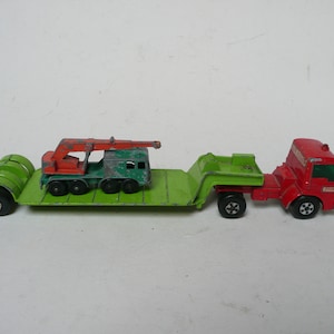 Bedårande Ford-traktor från mitten av århundradet med K-17 Dyson låglastare och 8-hjulskran, båda i Matchbox Lesney-stil.