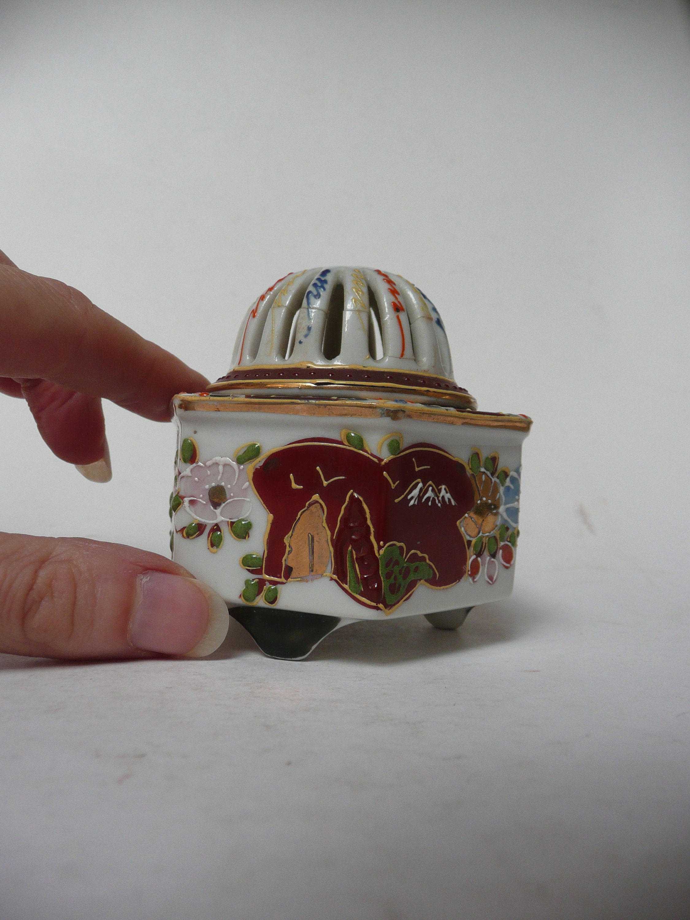 Delightful Vintage Japanese Porcelain Tripod With Lid