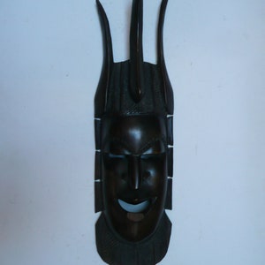 Mid-Century Vintage Dunkles Holz handgeschnitzte afrikanische Tribal Masken in Dichtem Holz Senegalese