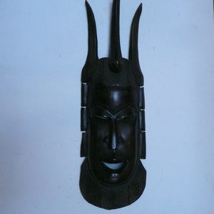 Mid-Century Vintage Dunkles Holz handgeschnitzte afrikanische Tribal Masken in Dichtem Holz Senegalese