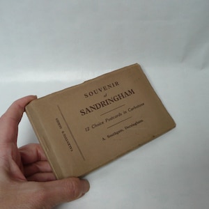 Antiek zakfotoalbum Souvenir of Sandringham by Valentine's Series 12 zwart-wit ansichtkaarten in Carbotone