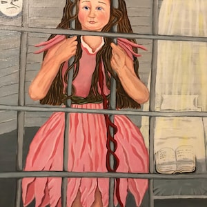 Może przedstawiać: Obraz olejny przedstawia osobę w różowej sukience za kratami. Osoba ma długie brązowe włosy i trzyma kraty. Zegar ze złą twarzą znajduje się w lewym górnym rogu. Widoczna jest książka i zasłona.