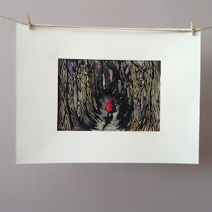 Peut inclure: Une peinture à l'aquarelle d'une personne vêtue d'une cape à capuche rouge marchant sur un chemin dans une forêt sombre. Les arbres sont représentés avec des motifs et des textures complexes.