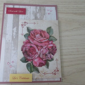 Tarjeta de cumpleaños con flores rosas en la parte delantera y sentimientos.