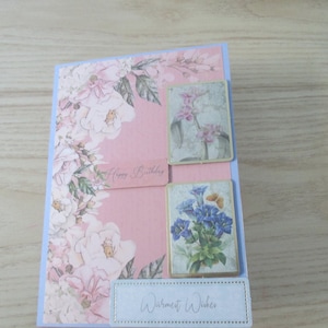 Carte d'anniversaire avec une paire de boucles d'oreilles en pierres précieuses mélangées.