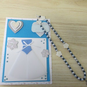 Een zoetwaterparel en hematietketting met schelpparelbloem, hanger en een trouwkaart.