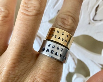 Bague estampée « Just Breathe » : bague réglable en laiton ou en aluminium