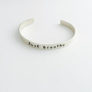 Just Breathe Sterling Silber Manschette Armband - Hand gestempelt - Yoga Schmuck