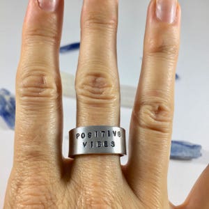 Positive Vibes Ring Mantra Ring hand Stamped Ring Good Vibes Kies Geluk Moon Ring Inspirerende sieraden Intentie Ring afbeelding 3