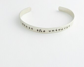 Trust The Universe - Sterling Silver Cuff Bracelet - Hand Stamped Yoga Sieraden - Yoga Cadeau - Geschenken voor haar - Vertrouw op je ziel - Mindfulness