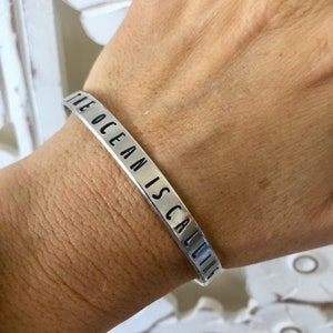 Brazalete de aluminio estampado: El océano te llama, joyería de playa