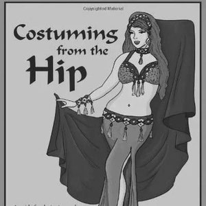 Puede incluir: Una ilustración en blanco y negro de una mujer con un traje de danza del vientre. El traje incluye un top de sujetador, una falda y un cinturón con borlas. La mujer sostiene una larga bufanda fluida. El texto "Costuming from the Hip" está escrito encima de la imagen. El texto "A guide for designing and making belly dance costumes" está escrito debajo de la imagen. El texto "by Dawn Devine - Davina" está escrito en la parte inferior de la imagen.